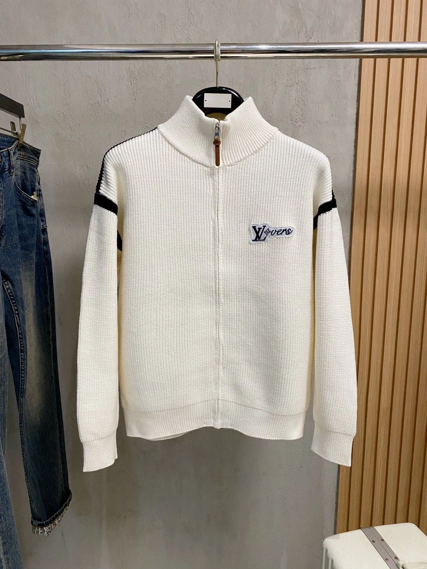 🅿️560 【LV Louis Vuitton】Autumn and winter classic cardigan sweater, in full condition! ! ! Wool blended fabric, the latest model in 2025, golden ratio! ! Slim-fitting soft gold, versatile and practical item, the combination and practicality are extremely powerful, simple and elegant, and classy! To create your own style, it is highly recommended to buy it in two colors. The standard slim fit tailoring process is suitable for both young and old men. It is knitted from wool and will not cause any discomfort! While keeping warm, it is stylish, textured and wearable, and the classic logo with contrasting colors on the chest feels in place! ! Recommended for regular customers! ! Size M-3XL (maximum wear: 190 pounds)